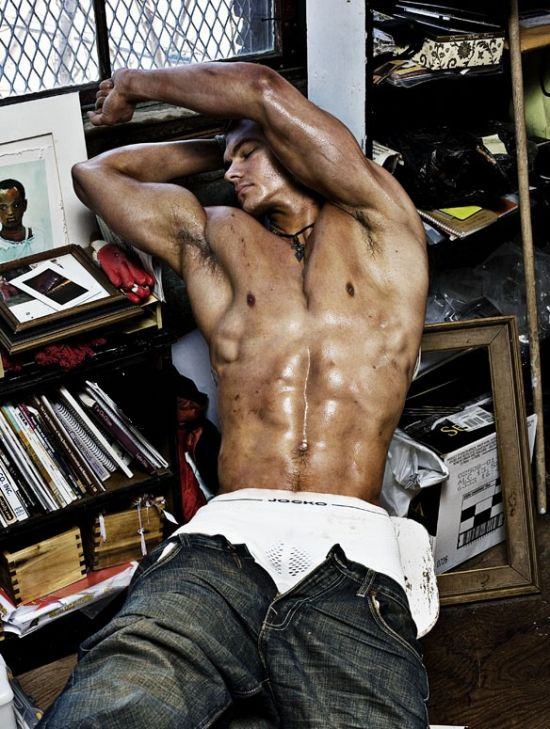 วงแขนชายหนุ่ม