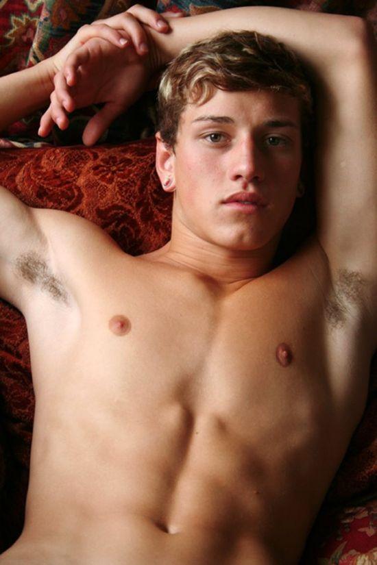 วงแขนชายหนุ่ม