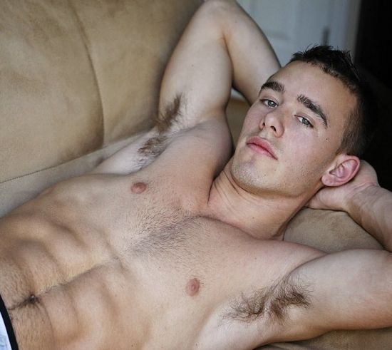 ท่าโพสเซ็กซี่ของหนุ่มเซ็กซี่