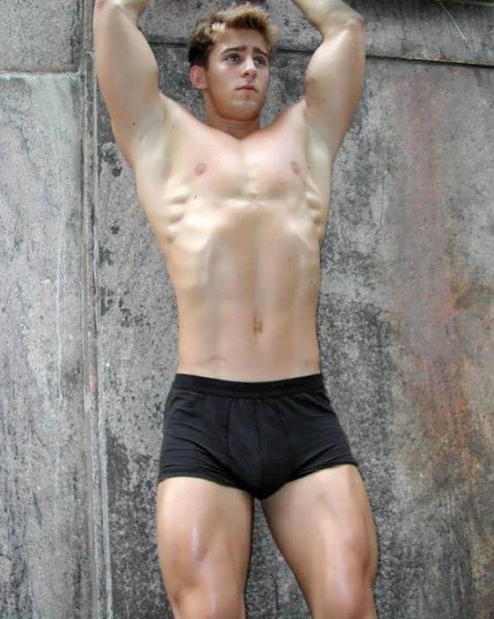 ท่าโพสเซ็กซี่ของหนุ่มเซ็กซี่