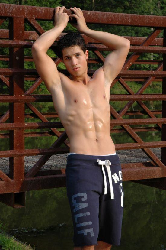 ท่าโพสเซ็กซี่ของหนุ่มเซ็กซี่