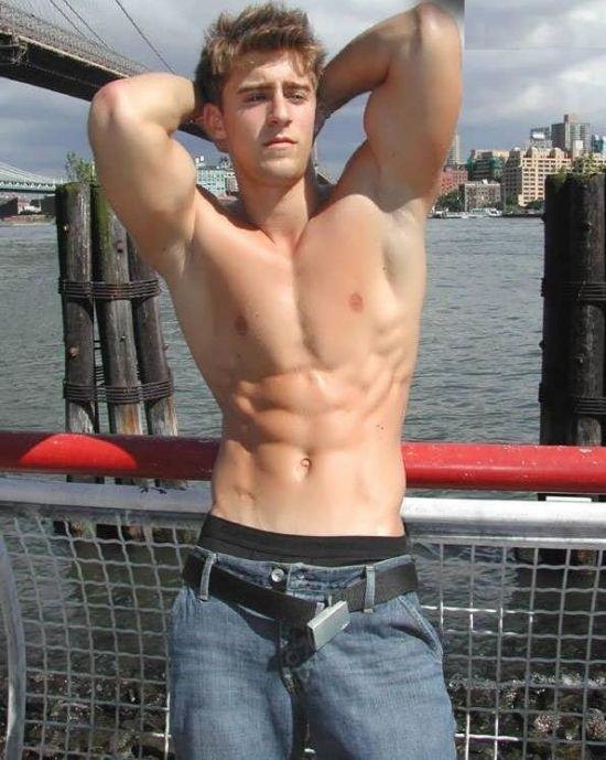 ท่าโพสเซ็กซี่ของหนุ่มเซ็กซี่