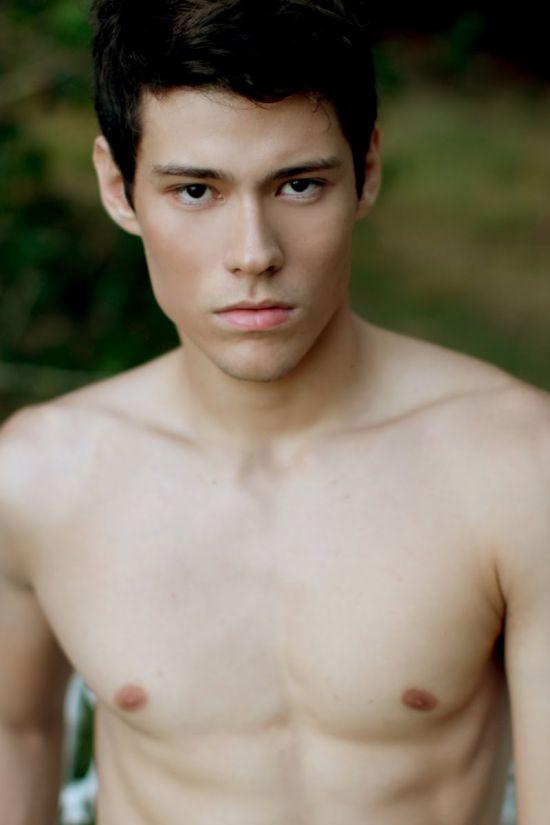 หน้าอกหนุ่มล่ำ