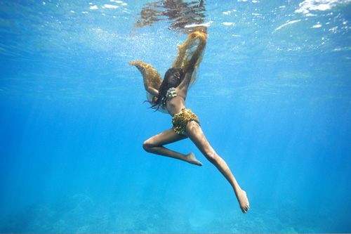 ไฮแฟชั่น โพสท่าใต้น้ำทะเล