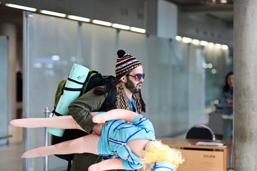 จอห์น - โจนาธาน แซมซัน รับบทเป็น บ๊อบ