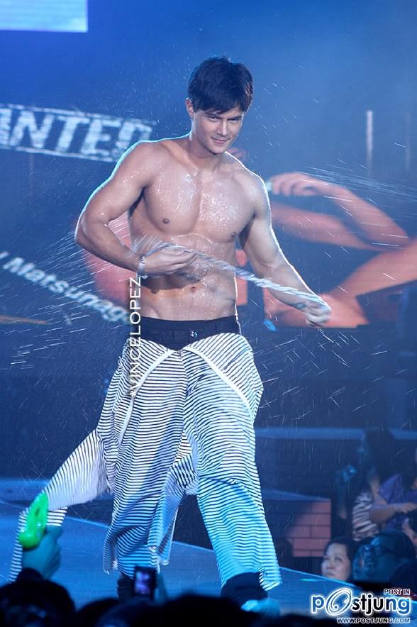 อยากไปชิดขอบเวที