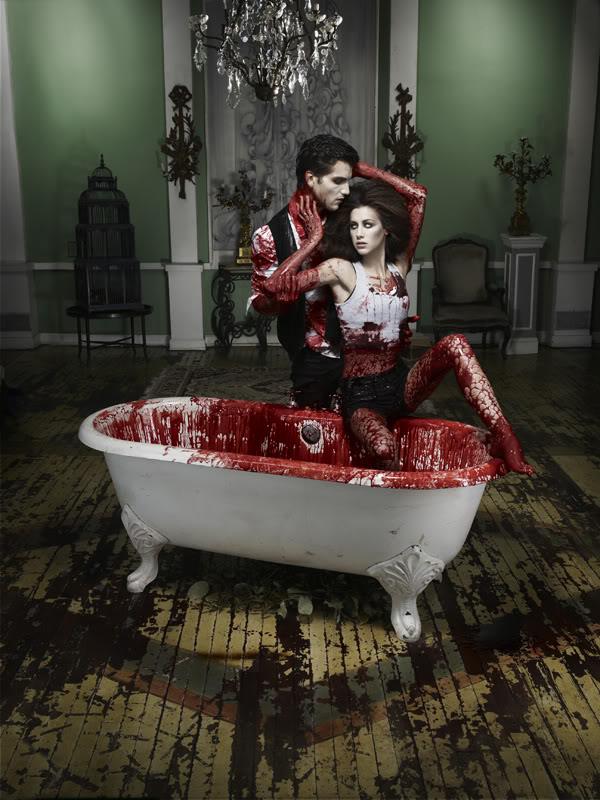 ไฮแฟชั่น แวมไพร์สาว ในอ่างที่เต็มไปด้วยเลือด