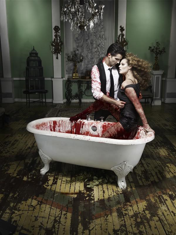 ไฮแฟชั่น แวมไพร์สาว ในอ่างที่เต็มไปด้วยเลือด