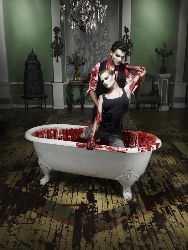 ไฮแฟชั่น แวมไพร์สาว ในอ่างที่เต็มไปด้วยเลือด