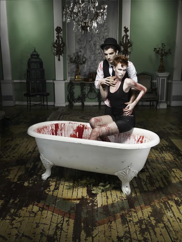 ไฮแฟชั่น แวมไพร์สาว ในอ่างที่เต็มไปด้วยเลือด