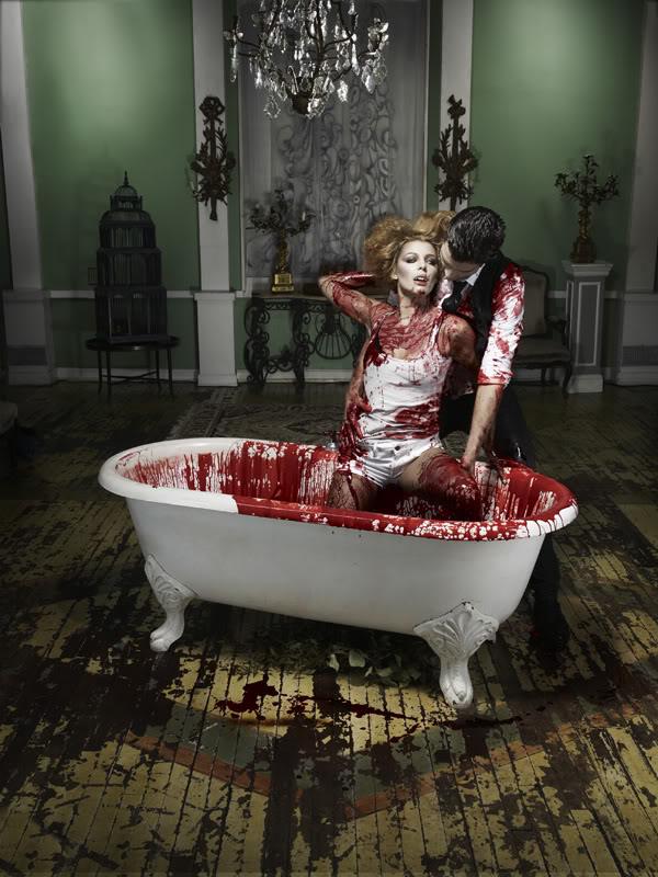 ไฮแฟชั่น แวมไพร์สาว ในอ่างที่เต็มไปด้วยเลือด