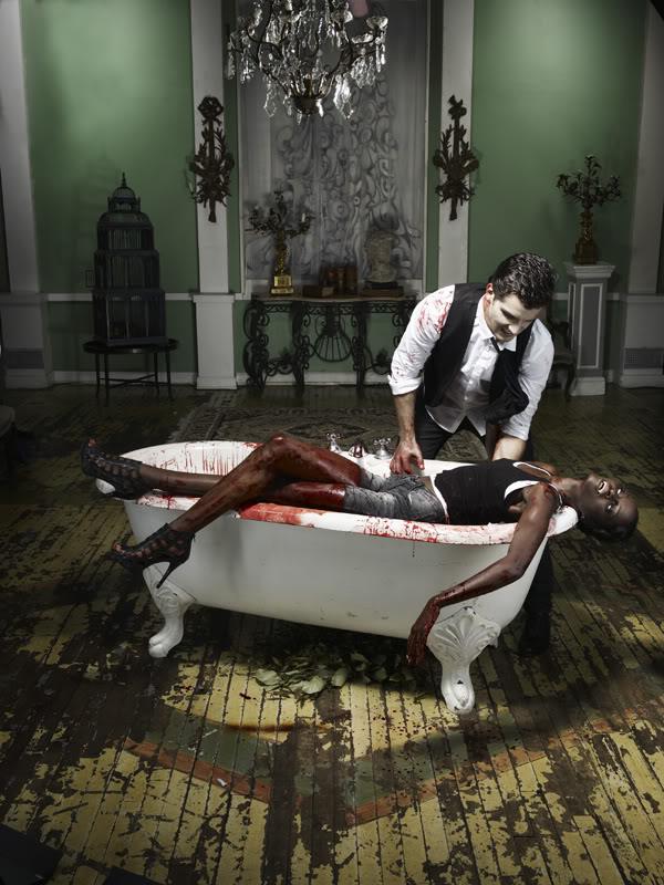 ไฮแฟชั่น แวมไพร์สาว ในอ่างที่เต็มไปด้วยเลือด