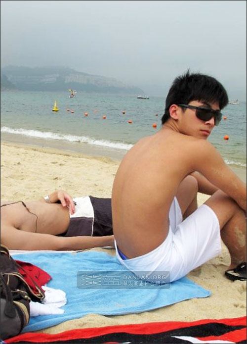 อาบแดดชายทะเลกับอาตี๋