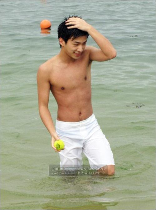 อาบแดดชายทะเลกับอาตี๋