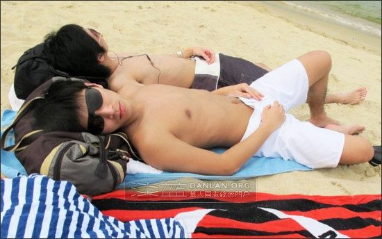 อาบแดดชายทะเลกับอาตี๋