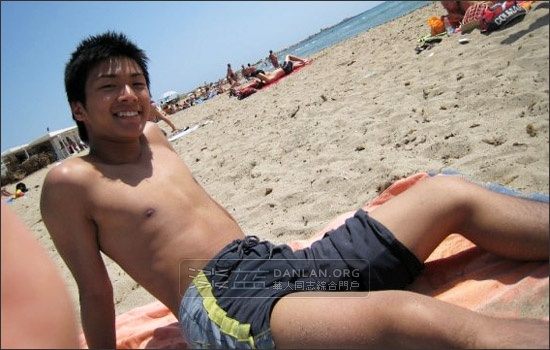 อาบแดดชายทะเลกับอาตี๋