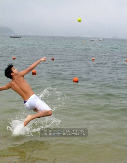 อาบแดดชายทะเลกับอาตี๋