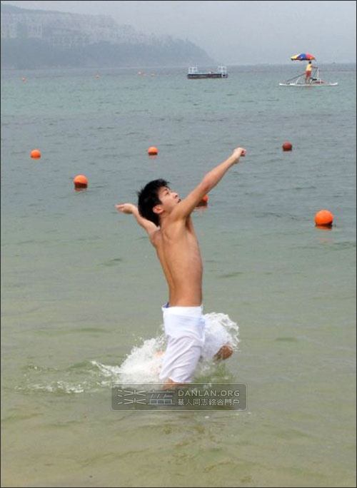 อาบแดดชายทะเลกับอาตี๋