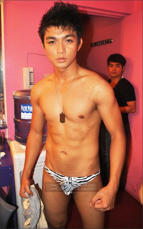 ส่งหนุ่มปินอยมารับแขก