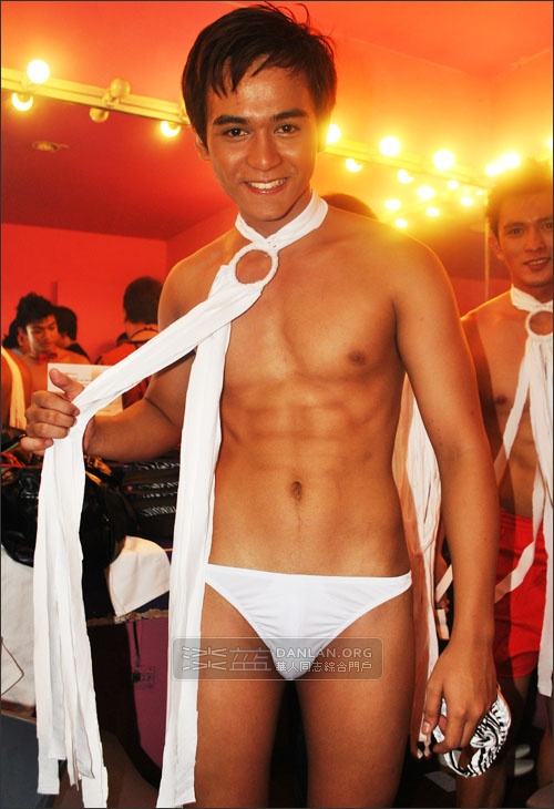 ส่งหนุ่มปินอยมารับแขก