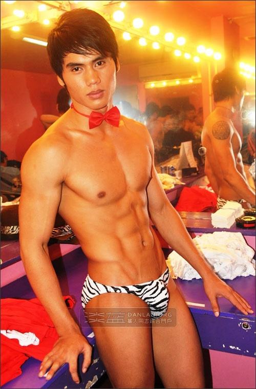 ส่งหนุ่มปินอยมารับแขก