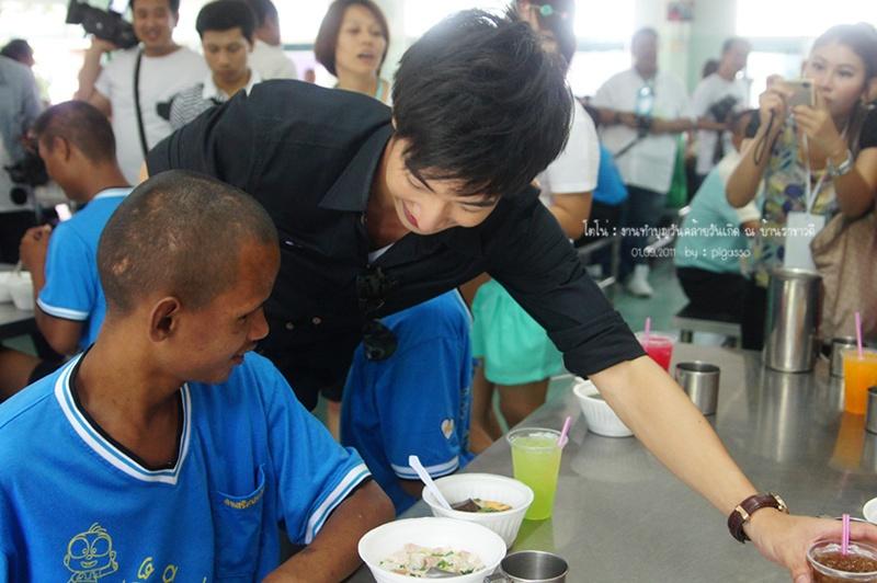 โตโน่ & แฟนคลับ ทำบุญวันเกิด ณ. บ้านราชาวดี