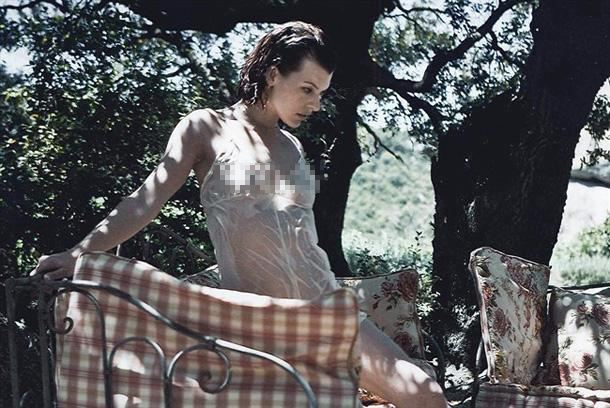 นางแบบสาว เคท มอสส์ เปลือยกายถ่ายปฏิทินนู้ดปี 2012