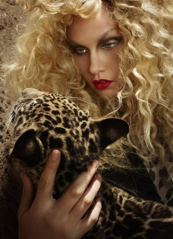 ไฮแฟชั่น โพสท่า กับ ลูกเสือดาว