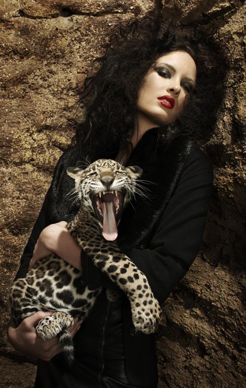 ไฮแฟชั่น โพสท่า กับ ลูกเสือดาว