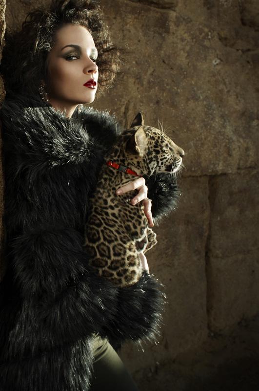 ไฮแฟชั่น โพสท่า กับ ลูกเสือดาว