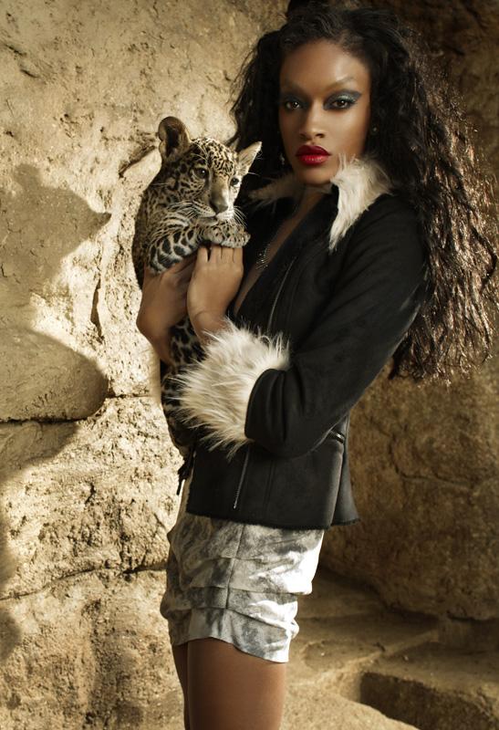 ไฮแฟชั่น โพสท่า กับ ลูกเสือดาว