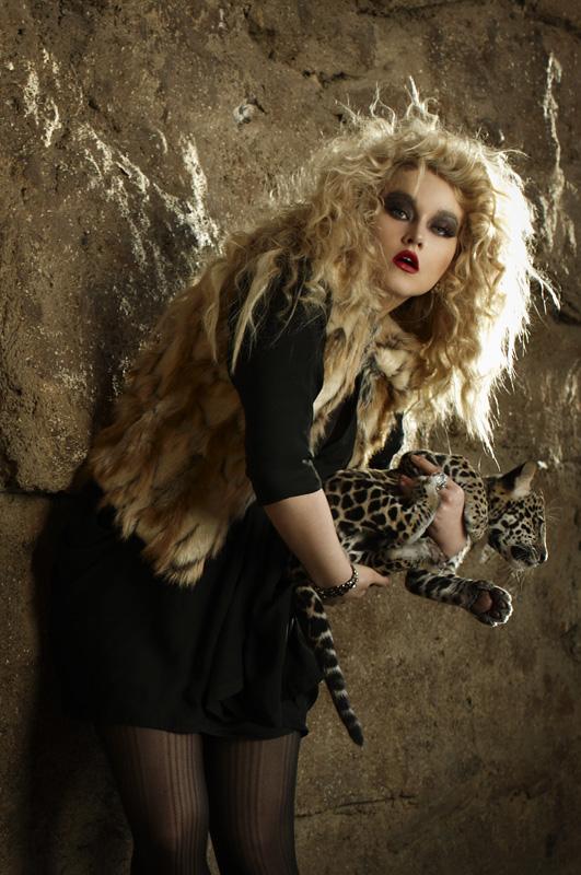 ไฮแฟชั่น โพสท่า กับ ลูกเสือดาว