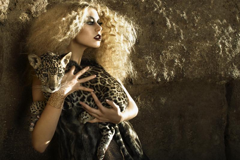 ไฮแฟชั่น โพสท่า กับ ลูกเสือดาว