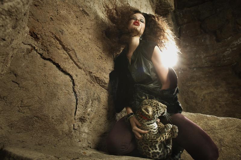 ไฮแฟชั่น โพสท่า กับ ลูกเสือดาว