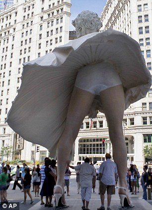 รูปปั้น มาริลีน มอนโร ขนาด26 ฟุต ในเมืองชิคาโก สหรัฐอเมริกา