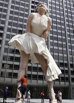 รูปปั้น มาริลีน มอนโร ขนาด26 ฟุต ในเมืองชิคาโก สหรัฐอเมริกา