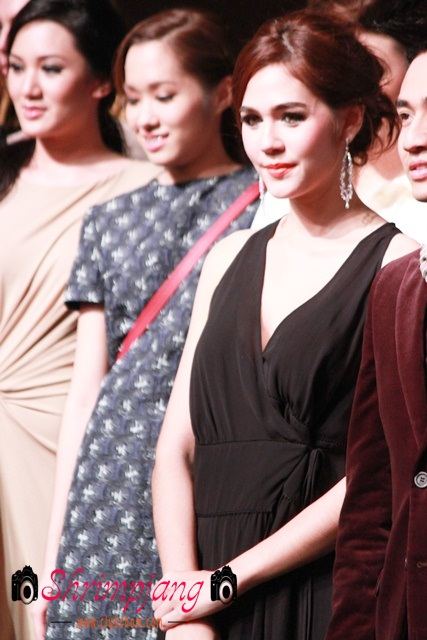 ชมพู่ อารยา ในงานแฟชั่นโชว์ World Fashion & Luxury trends Autumn/Winter 2011