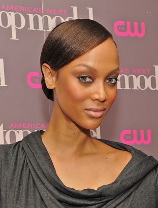 ไทรา แบงส์ - เจ้าของรายการ, ช่างภาพ และกรรมการหลัก