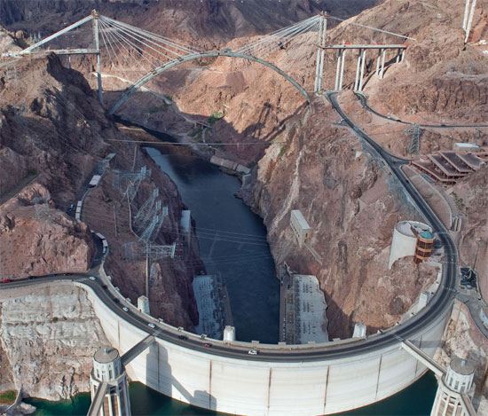 2 ได้แก่ Hoover Dam   ประเทศ USA