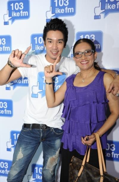 ศิลปินดารายกทัพกด Like ให้กำลังใจในงานเปิดคลื่นวิทยุน้องใหม่ 103 Like FM.