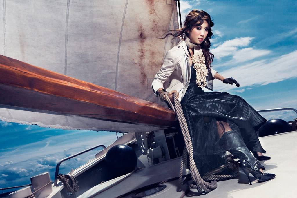 ไฮแฟชั่น โจรสลัดหญิง บนเรือกลางทะเลสาบของ อัมสเตอร์ดัม