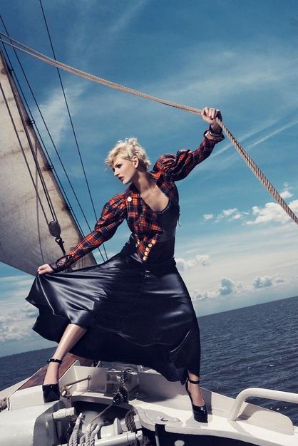 ไฮแฟชั่น โจรสลัดหญิง บนเรือกลางทะเลสาบของ อัมสเตอร์ดัม