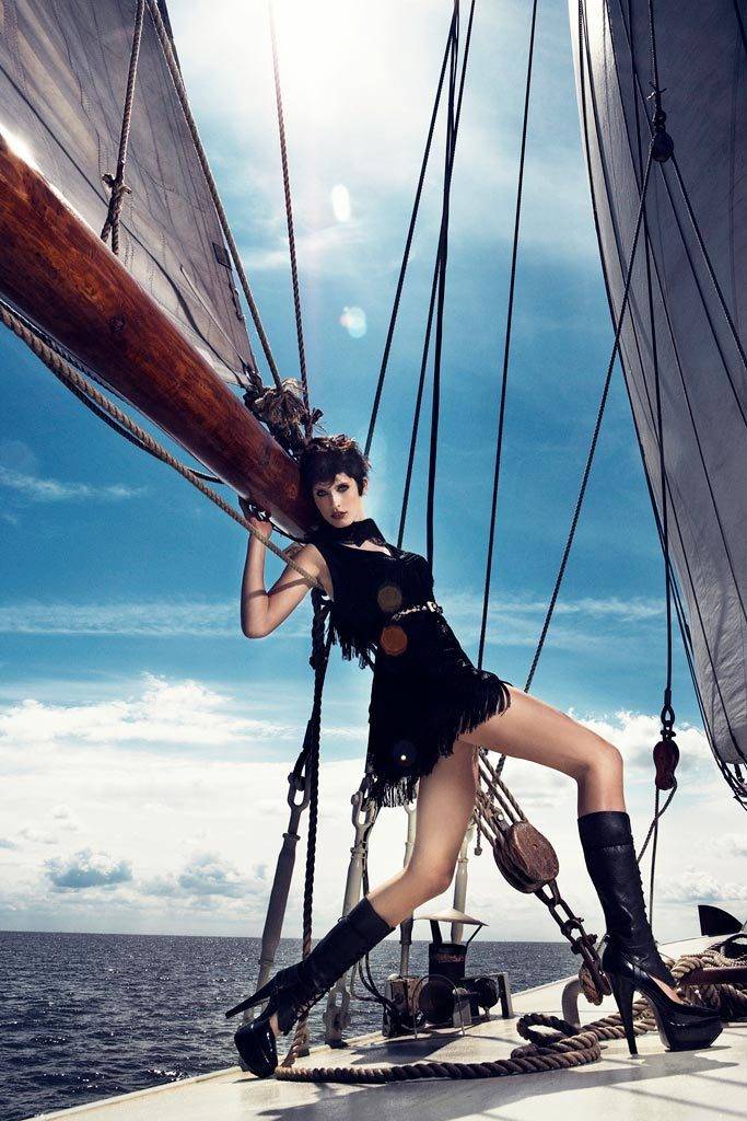 ไฮแฟชั่น โจรสลัดหญิง บนเรือกลางทะเลสาบของ อัมสเตอร์ดัม