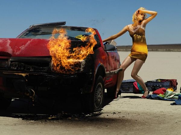 ไฮแฟชั่น รถพังและไฟลุกโหมกระหน่ำ กลางทะเลทราย