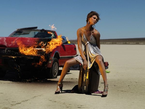 ไฮแฟชั่น รถพังและไฟลุกโหมกระหน่ำ กลางทะเลทราย