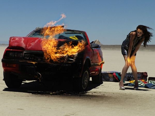 ไฮแฟชั่น รถพังและไฟลุกโหมกระหน่ำ กลางทะเลทราย