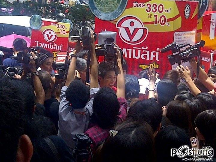 โตโน่..แจกไวตามิ้ลค์ทูโกสูตรใหม่ @ ตึกซีพีทาวเวอร์ (สีลม)