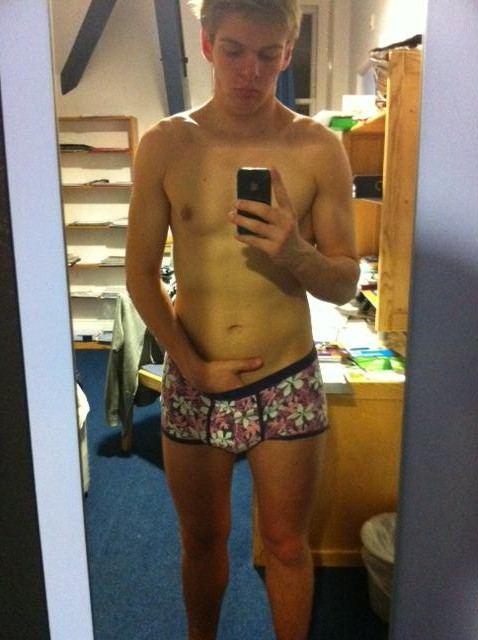 iPhoneกับหนุ่มๆ