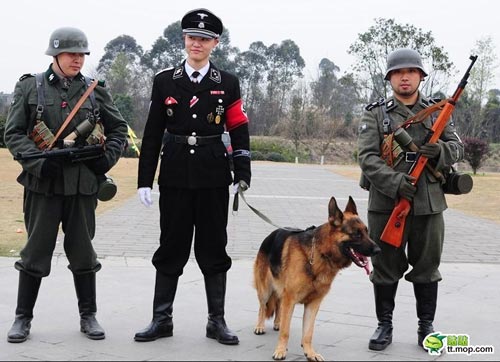 เก๋ ๆ แฟชั่นเซ็ตแต่งงานคอสเพลย์สาวหูแมวกับหนุ่มนาซี