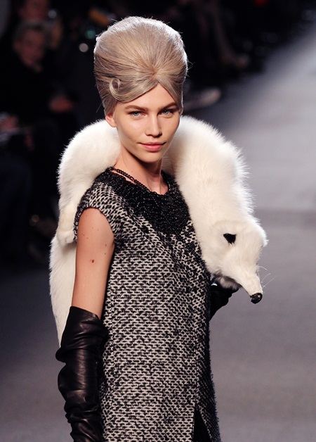 ลุคคุณนายสวยคลาสสิคกับทรงรังผึ้ง